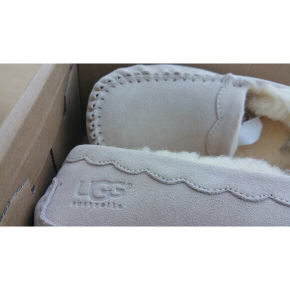 NIB Authentic UGG Dakota Ivory Suede Shearling Moccasin Slippers Size 5 - Picture 4 of 7